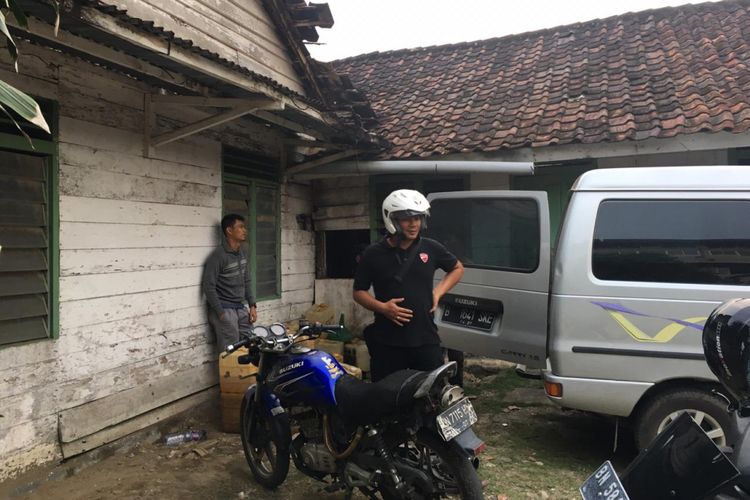 Rumah yang menjadi lokasi penimbunan BBM ilegal di Jalan Padat Karya, Pangkal Pinang, digerebek polisi.