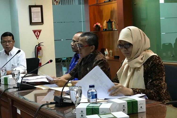 Ketua KY Jaja Ahmad Jayus (kedua dari kanan) dan Ketua Bidang Pengawasan Hakim dan Investigasi KY Sukma Violetta (kanan) dalam konferensi pers terkait laporan kinerja KY RI pada tahun 2018, di Gedung KY, Jakarta Pusat, Senin (31/12/2018). 