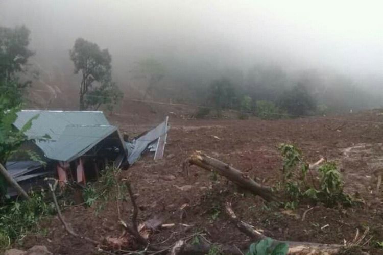 Salah satu dusun di Kecamatan Manuju, Kabupaten Gowa, Sulawesi Selatan usai diterjang longsor, Rabu (23/1/2019). Kejadian longsor dan banjir bandang terjadi di Gowa akibat hujan deras sejak Selasa (22/1/2019). 