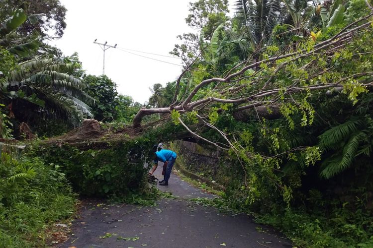 Angin kencang yang menerjang Kecamatan  Banda, Kabupaten Maluku Tengah menyebabkan sejumlah rumah warga di wilayah itu mengalami kerusakan, Selasa (29/1/2019)