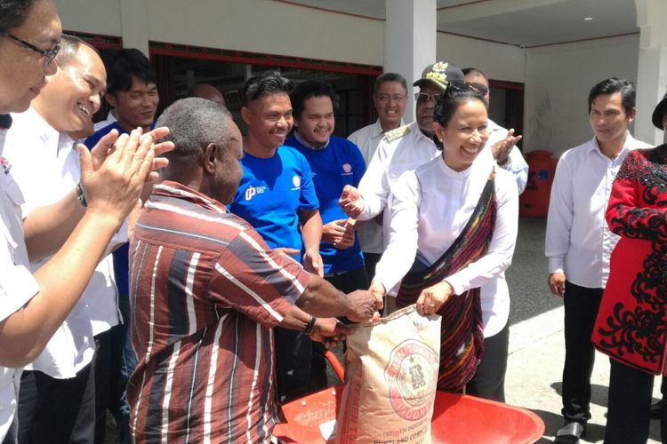 Menteri BUMN Rini Soemarno menyerahkan semen harga Rp 500.000 kepada masyarakat di Puncak Jaya, Papua.
