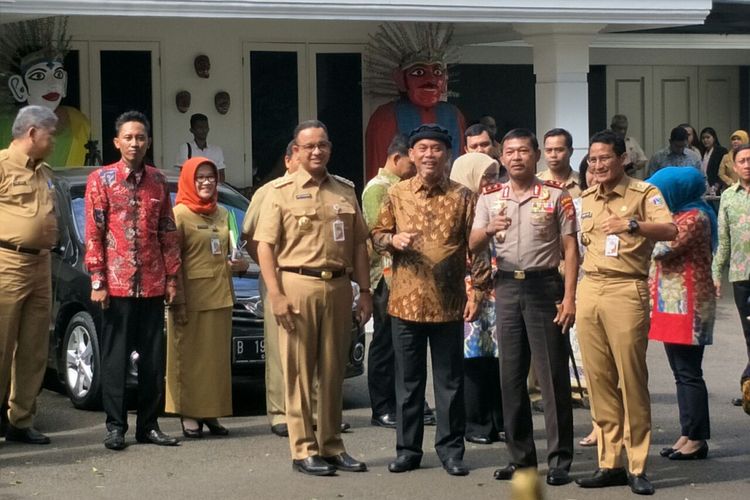 Gubernur DKI Jakarta Anies Baswedan, Wakil Gubernur Sandiaga Uno, dan Ketua DPRD DKI Jakarta Prasetio Edi Marsudi di rumah dinas Prasetio, Senin (6/11/2017). 