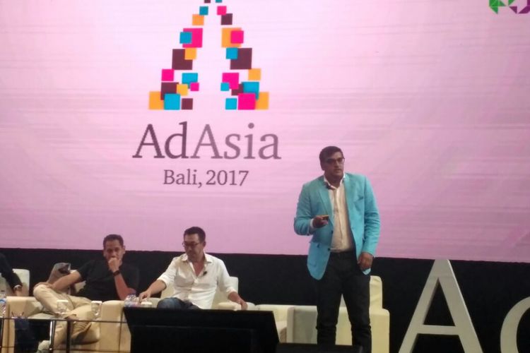 Vice CEO Kompas Gramedia Jayant Bhargava (berdiri) menjadi pembicara dalam diskusi panel forum bertema Creative a Culture of Marketing Effectiveness pada forum AdAsia pada Kamis (9/11/2027) di BNDCC, Nusa Dua, Bali.