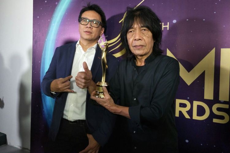 Ian Antono usai meraih penghargaan dalam Anugerah Musik Indonesia (AMI) Awards 2017 di Teater Garuda TMII, Jakarta Timur, Kamis (16/11/2017) malam.