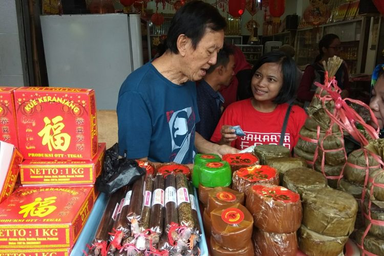 Berburu jajanan kue khas Imlek yang tersaji di berbagai toko di Suryakencana, Bogor, Sabtu (3/2/2018).