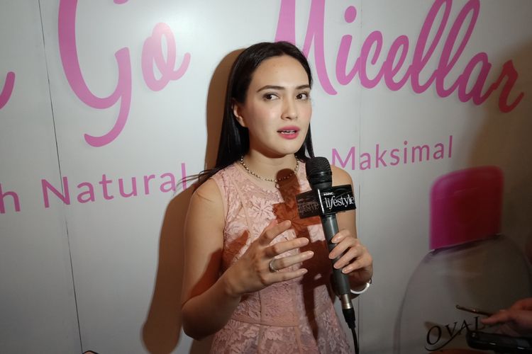 Aktris Shandy Aula seusai peluncuran Ovale Miscellar Water di Ocha & Bella Restaurant, Jakarta Pusat, Senin (9/4/2018) 