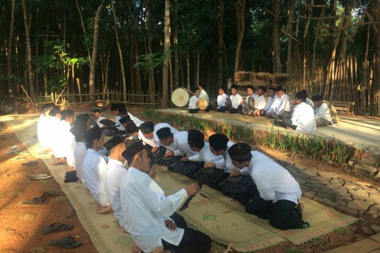 Sholawat Rodad sambil menunggu waktu berbuka di alas literasi Banjarharjo, Muntuk, Dlingo, Bantul