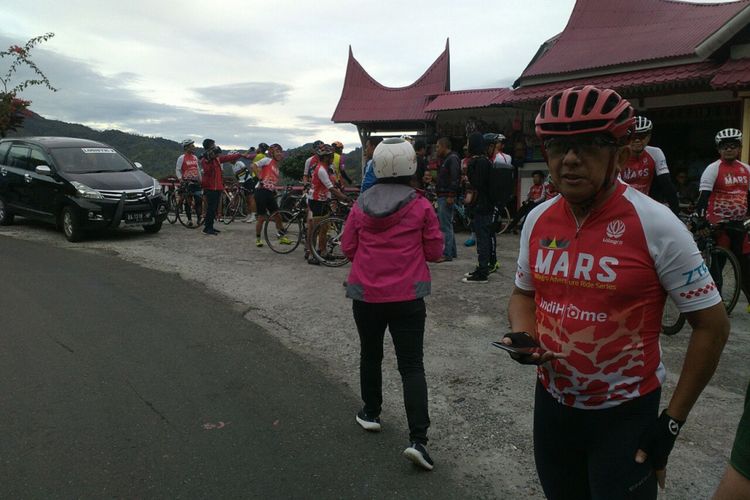 Pesepeda asal Brunei, Rosli Tejuddin, peserta ajang MARS (Milagro Adventure Ride Series) yang diselenggarakan di Bukittinggi, Sumatera Barat.
