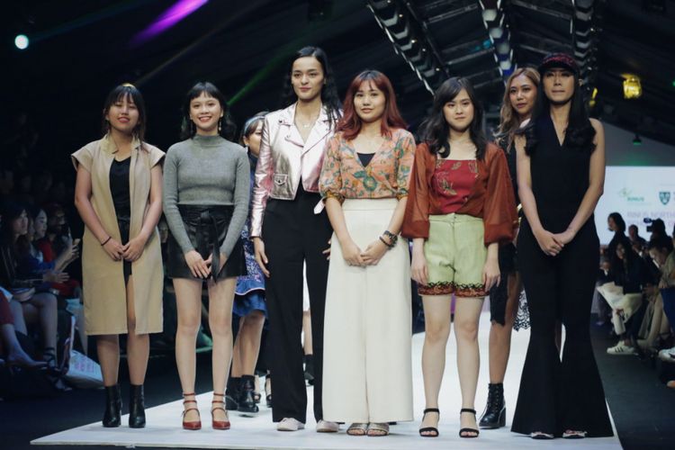 12 mahasiswa Binus Northumbria School of Design berkesempatan memamerkan karya busana ready-to-wear terinspirasi motif batik dari kota Lasem, Jawa Tengah dalam Fashion Tent Jakarta Fashion Week 2019 Senayan City (23/10/2018).
