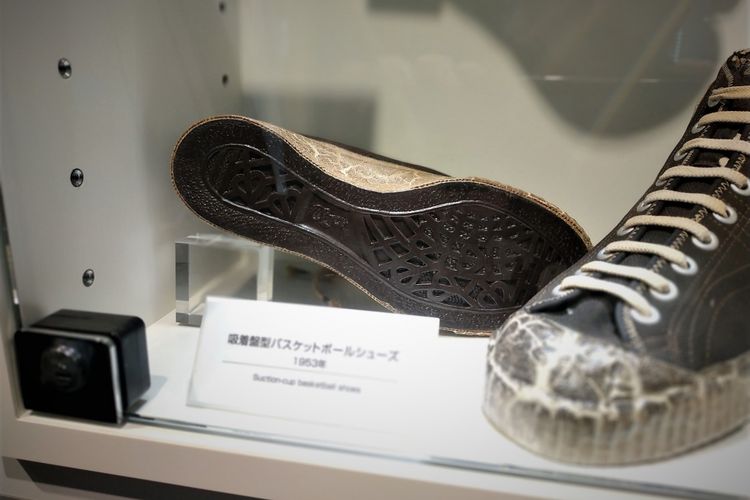 Sepatu pertama yang dibuat Onitsuka dengan bagian sol yang terinspirasi dari tentakel gurita