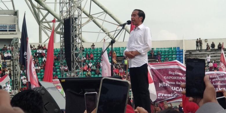 Calon presiden nomor urut 01 Joko Widodo (Jokowi) saat Berkampanye di Stadion Jember Sport Garden (JSG) di Desa Ajung, Kecamatan Ajung, Kabupaten Jember, Jawa Timur, Senin (25/3/2019).