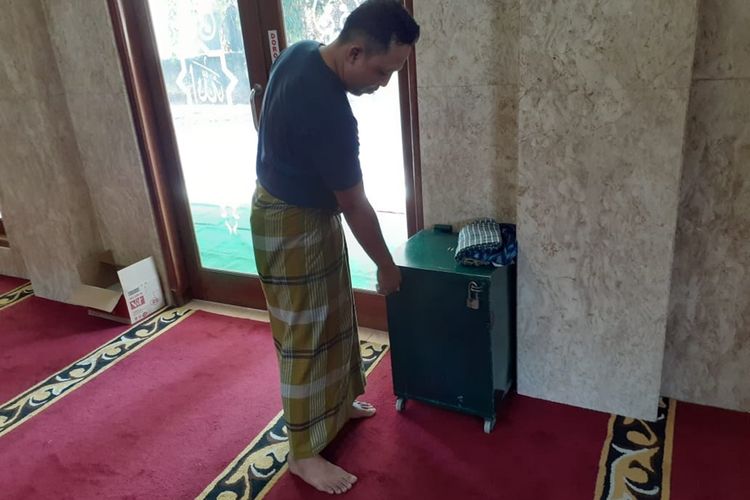 Hendra salah satu pengurusan Masjid Mahhallul Qufron saat ditemui di lokasi pencurian kotak amal, Jumat (30/8/2019)