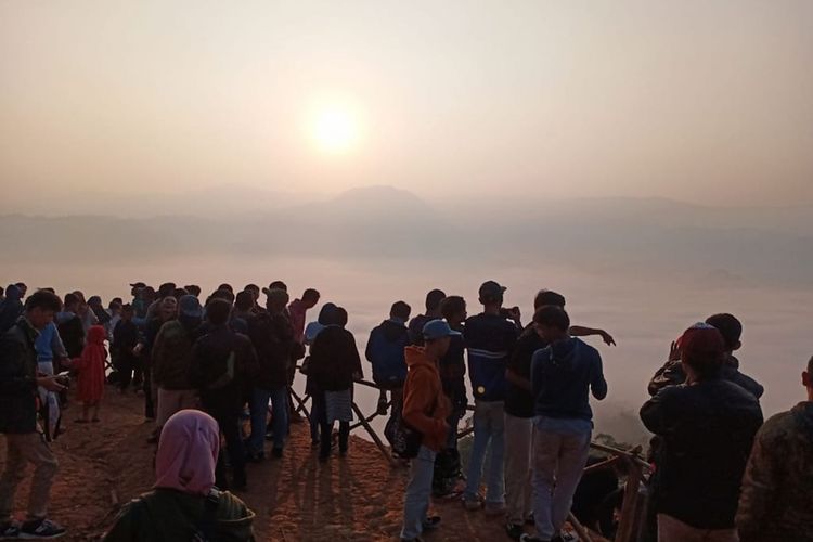 Pengunjung memadati obyek wisata negeri di atas awan Gunung Luhur, Kabupaten Lebak, Banten, Minggu (15/9/2019).