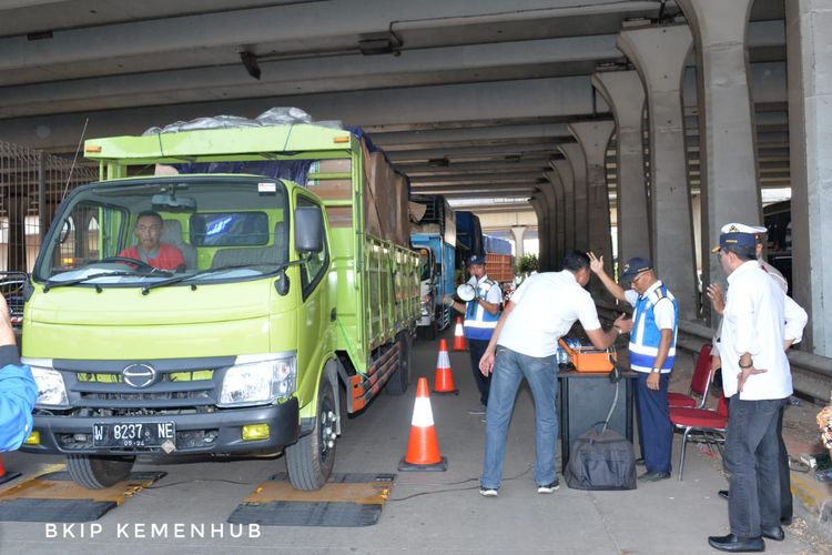 Menteri Perhubungan Budi Karya Sumadi (paling kanan, baju putih memakai topi) saat meninjau uji coba bersama dengan PT Jasa Marga, Ditjen Hubdat dan Kepolisian di jembatan timbang Weigh-In-Motion (WIM) di Jalan Tol Jakarta-Cikampek KM 9 pada Minggu (22/9/2019)