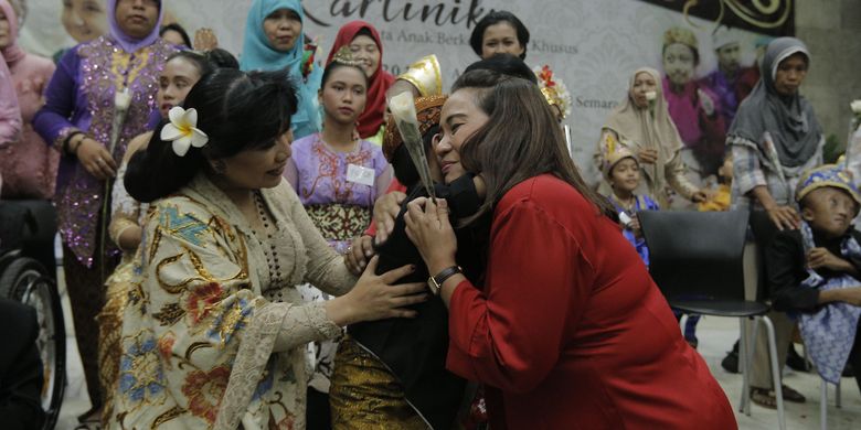 Ketua Tim Penggerak Pendidikan Kesejahteraan Keluarga (PKK) Semarang, Krisseptiana Hendrar Prihadi merayakan Hari Kartini bersama anak berkebutuhan khusus di Balaikota Semarang, Minggu (21/4/19).