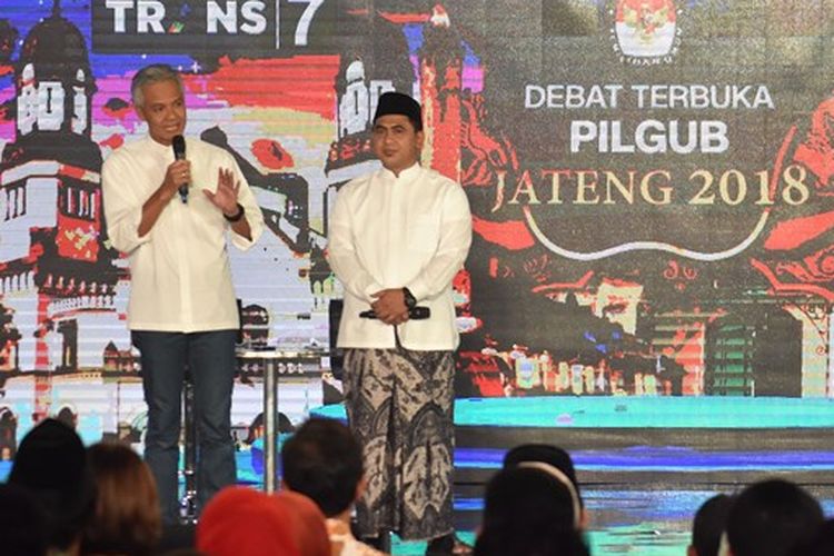 Pasangan calon gubernur dan wakil gubernur nomor urut satu Ganjar Pranowo (kiri)-Taj Yasin saat tampil dalam Debat Terbuka Pilkada Jawa Tengah di Ballroom Hotel Patra, Semarang, Jawa Tengah, Jumat (20/4/2018). 