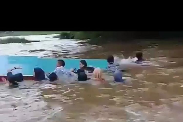 Penumoang soeed boat yang semuanya remaja belasan berusaha menyekamatkan diri dari perahu yang tetbalik dengan cara berenang dan beroegangan oada badan oerahu