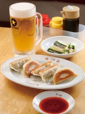 Set bir (dimulai dari 1,050 yen) terdiri dari makanan ringan, pangsit panggang, dan bir
