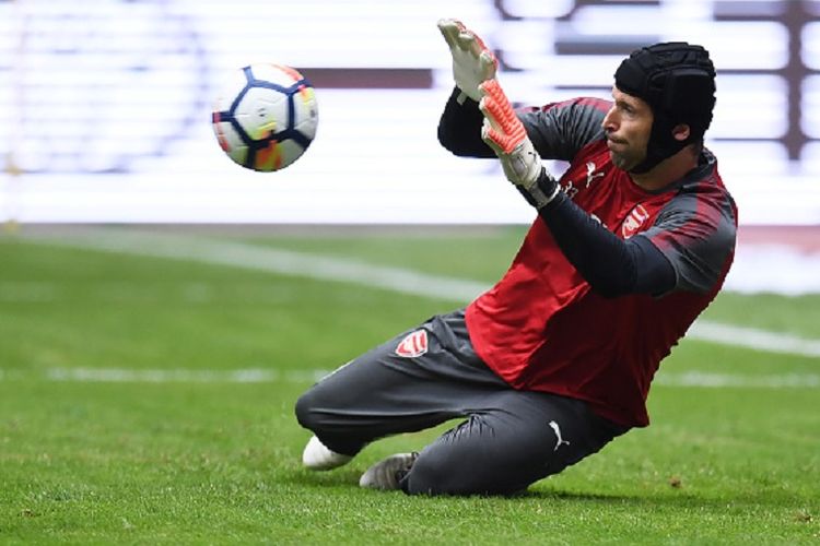 Kiper Arsenal, Petr Cech, tengah melakukan pemanasan di Stadion Nasional Beijing, 21 Juli 2017.