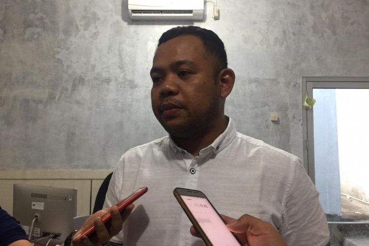 Anggota Bawaslu Sulut Mustarin Humagi saat diwawancarai di ruang kerjanya, di Kantor Bawaslu Sulut, Kamis (18/4/2019).
