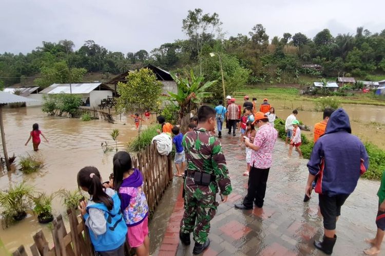 Rumah milik 78 kepala keluarga (KK) di Kelurahan Papakelan, Kecamatan Tondano Timur, Kabupaten Minahasa, Sulawesi Utara, terendam banjir pada Kamis (25/4/2019).