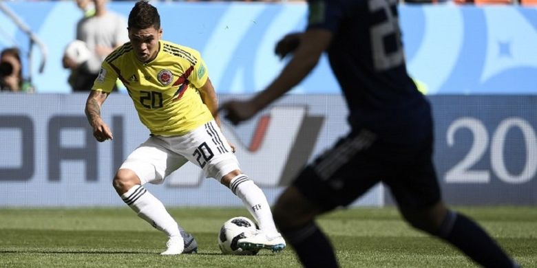 Gelandang Kolombia, Juan Quintero, menggocek bola untuk mengelabui pemain bertahan Jepang pada laga di Saransk, 19 Juni 2018. 