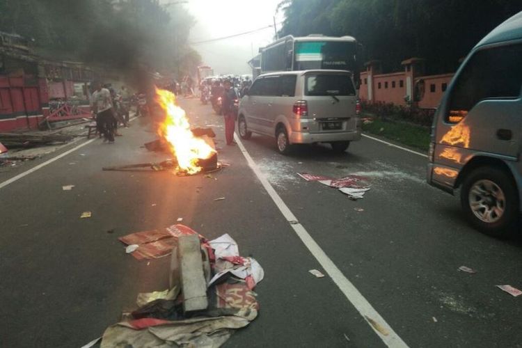 Foto dan video diduga akibat kerusuhan di Jalan Raya Puncak beredar sejak Rabu (11/10/2017) hingga Kamis (12/10/2017), Banyak lapak milik pedagang kaki lima (PKL) yang terbakar.