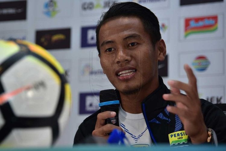 Pemain sayap Persib Bandung, Ghozali Siregar, saat hadir dalam konferensi pers jelang laga kontra Persipura Jayapura di Graha Persib, Jalan Sulanjana, Jumat (11/5/2018).