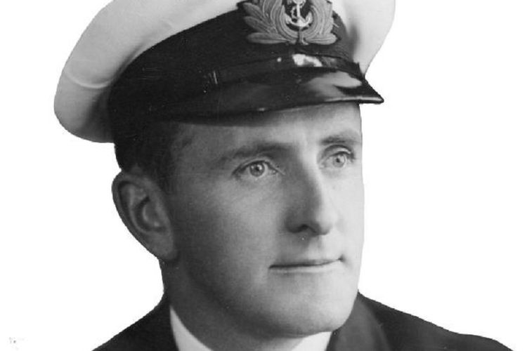 Komandan HMS Glowworm Mayor Gerard Broadmead Roope yang gugur dalam pertempuran melawan kapal Jerman KMS Admiral Hipper.