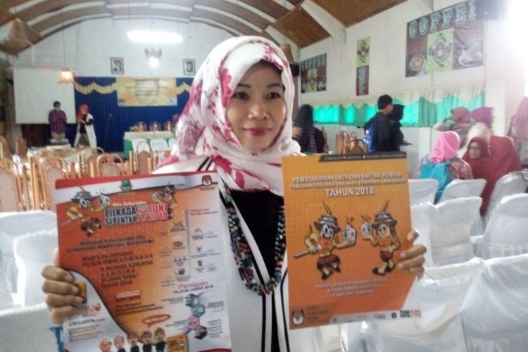 Komisioner KPU bidang Partisipasi Masyarakat dan SDM Nina Yuningsih menunjukan media sosialisasi braille bagi penyandang tunanetra dalam sosialisasi Pilkada Jawa Barat Bagi penyansang disabilitas yang digelar di Hotel Cipanas Indah Jumat (19/1/2018)