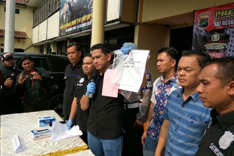 Kasatreskrim Polres Metro Jakarta Barat, AKBP Edy Suranta Sitepu menunjukkan barang bukti surat kuasa penguasaan lahan yang diberikan oleh tersangka HM kepada Kelompok Hercules di Mapolres Metro Jakarta Barat pada Jumat (23/11/2018) 