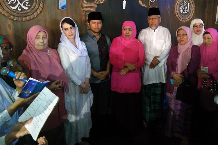 Pasangan Khofifah Indar Parawansa dan Emil Elestianto Dardak, saat silaturahim ke rumah KH Robbach Maksum, Jumat (2/2/2018).