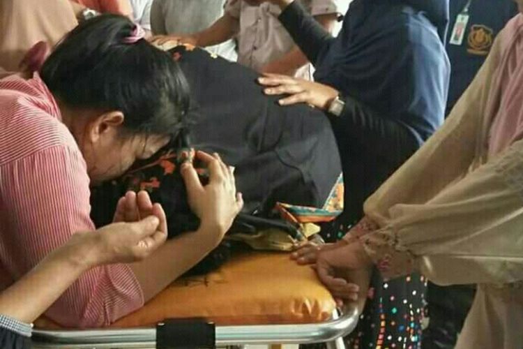 Suasana duka di RSUD Kolaka. Ketua DPRD Kolaka Utara Musakir Sarira dinyatakan meninggal setelah sempat dirawat karena luka tusuk di perutnya. 