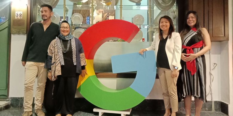 (Paling kiri ke kanan) Head of Corporate Communications Google Indonesia Jason Tedjasukmana, Marketing Director PT Paragon Technology and Innovation Putri Diah Paramita, Insight Specialist Google Indonesia Ariani Dwijayanti, dan Industry Manager Google Indonesia Regina Prisilia pada peluncuran data tren terbaru seputar Bulan Ramadhan oleh Google di kawasan Gunawarman, Kebayoran Baru, Jakarta Selatan, Rabu (15/5/2019).(KOMPAS.com/Nabilla Tashandra)