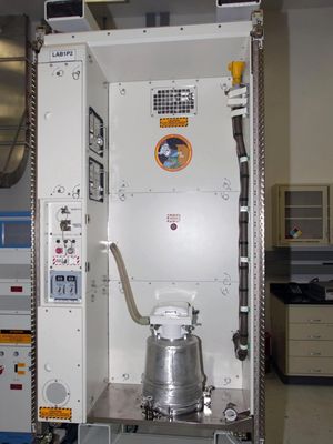 Toilet di ISS yang dikirim dengan roket Endeavour pada misi STS-126 2008. Toilet buatan Rusia senilai  19.000 dollar AS ini dapat mengubah urin astronot menjadi air minum.