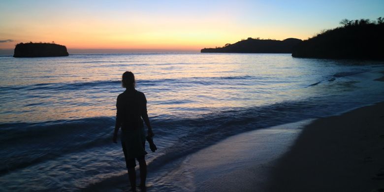 Matahari terbit dilihat dari Pulau Rutong di Taman Laut 17 Pulau Riung, Flores, NTT