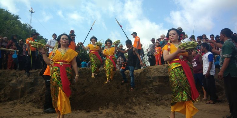 Arak-arakan Dalam Labuhan Masyarakat Pesisir di Pantai Baron, Tanjungsari, Gunungkidul Kamis (20/9/2017)Petang