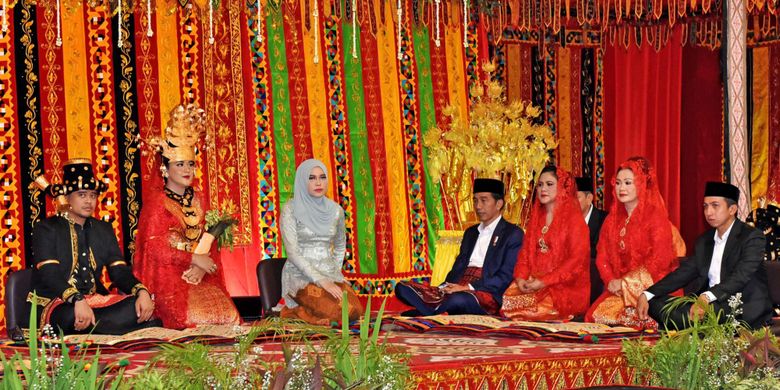 Presiden Joko Widodo dan Ibu Negara hadir dalam pesta adat Batak Mandailing di Medan, Sumatera Utara, Sabtu (25/11/2017).
