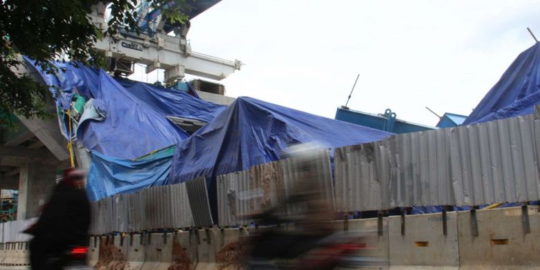 Kondisi pasca robohnya kontruksi proyek LRT di Jalan Kayu Putih, Pulogadung, Jakarta Timur, Senin (22/01/2018). Direktur Utama Jakarta Propertindo (JakPro) Satya Heragandhi menyampikan, robohnya LRT tersebut berawal saat petugas sedang melakukan pemasangan antar-span box P28 ke P29.