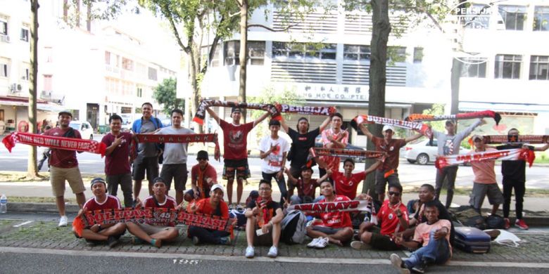 Jakmania yang datang ke Singapura untuk memberikan dukungan secara langsung bagi Persija Jakarta saat melawan Home United, Selasa (8/5/2018).