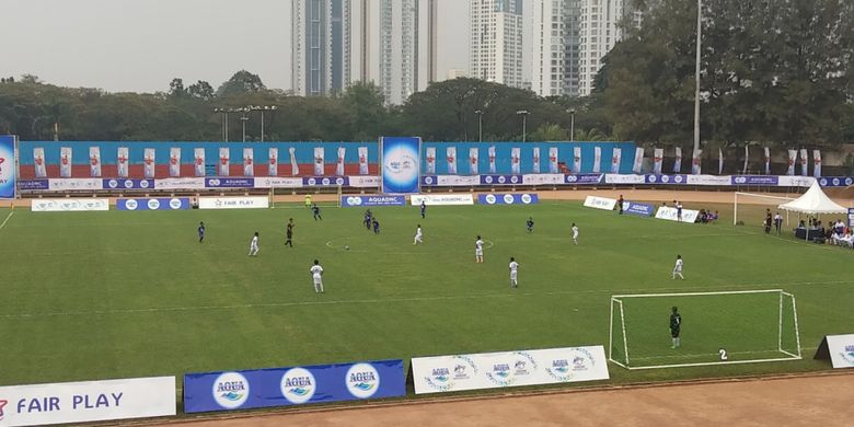 Tim sepak bola Bintang Timur, NTT, saat bertanding melawan tim asal Sulawesi Barat, dalam Danone Nations Cup 2018. Pertandingan itu berlangsung di Stadion Soemantri Brodjonegoro, Jakarta Pusat, Sabtu (21/7/2018)