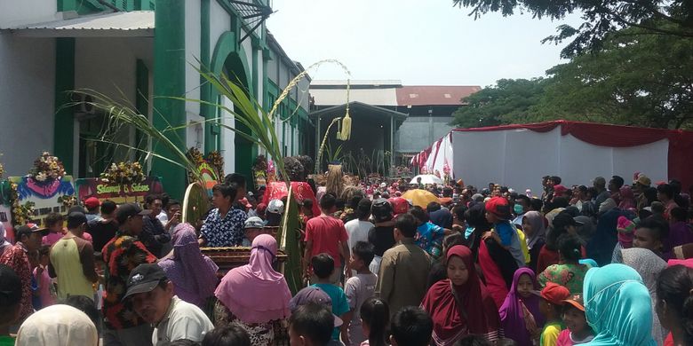 Masyarakat yang menyaksikan Wiwitan Giling Tebu di Kendal, Jawa Tengah, Sabtu (15/9/2018). 