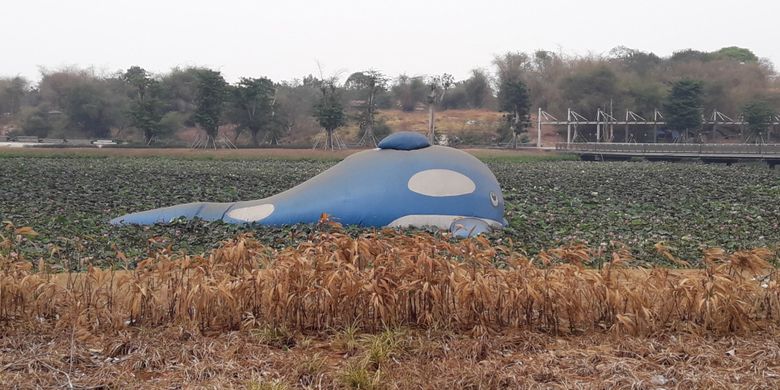 Balon raksasa berbentuk ikan paus di danau Meikarta Central Park, Sabtu (20/10/2018).