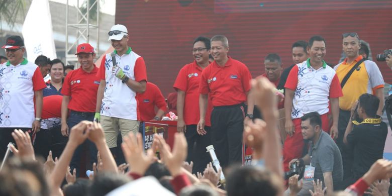 Gubernur Jawa Tengah Ganjar Pranowo (memegang micprohone) dalam suatu acara di Propinsi Jawa Tengah.