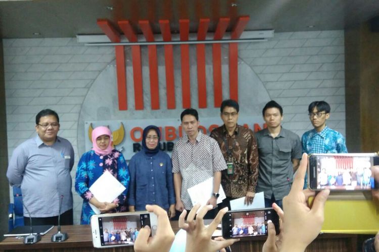 Komisioner Ombudsman Republik Indonesia (ORI) Ninik Rahayu (tiga dari kiri) bersama kuasa hukum Humprey Jefferson dan para terlapor (a.l dari Kejaksaan Agung dan PN Jakarta Pusat), Jakarta, Jumat (28/7/2017).