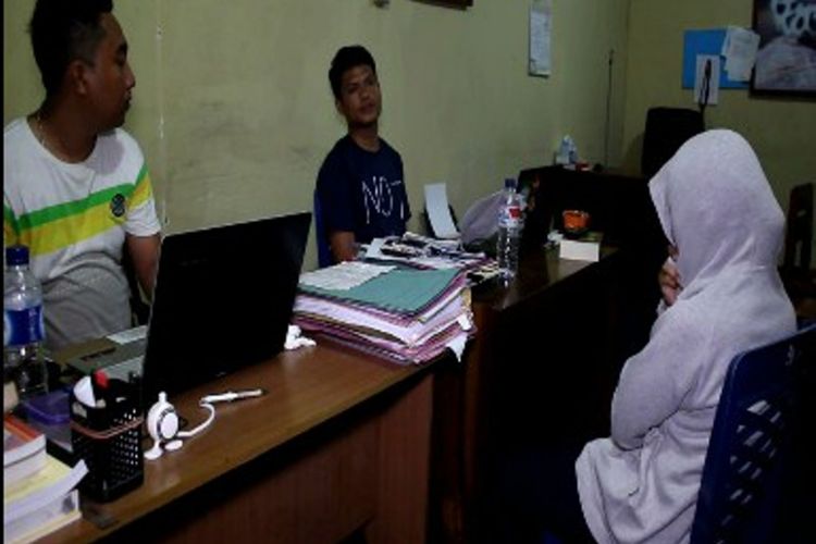IN, seorang ibu bayi malang yang ditemukan dibuang di belakang salah satu rumah warga di lingkungan Rangas Majene Sulawesi Barat, Kamis malam (19/10/2017) ditangkap bersama RD karena membanntu proses aborsi.