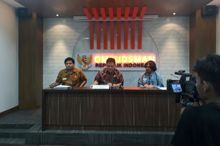 Anggota Ombudsman Adrianus Meliala (tengah) dan dua stafnya dalam jumpa pers di Kantor Ombudsman Jakarta, Selasa (27/3/2018).