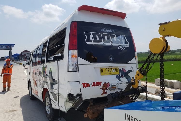 Microbus bernomor polisi N 7241 UE yang terbalik di ruas jalan tol Ngawi KM 604 tepatnya di Desa Glonggong, Kecamatan Balerejo, Kabupaten Madiun, Minggu (15/4/2018). Mobil diderek keluar dari lokasi kejadian.