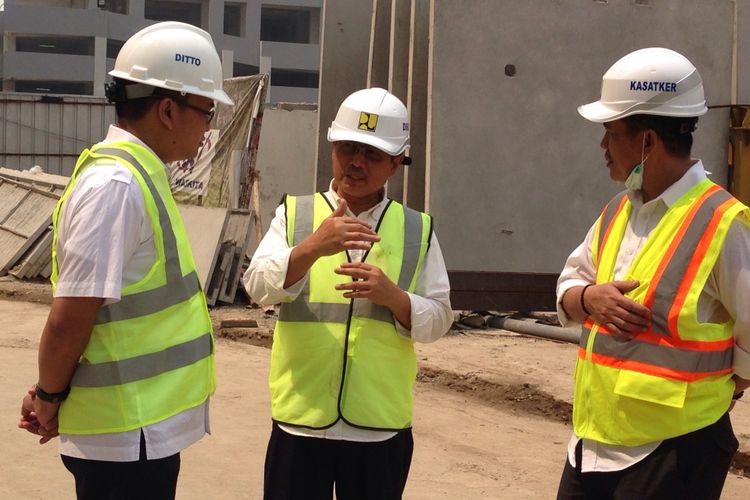 Direktur Jenderal (Dirjen) Penyediaan Perumahan Kementerian PUPR Syarif Burhanuddin memberikan pengarahan saat mengunjungi lokasi proyek pembangunan Wisma Atlet Kemayoran, Rabu (19/7/2017).
