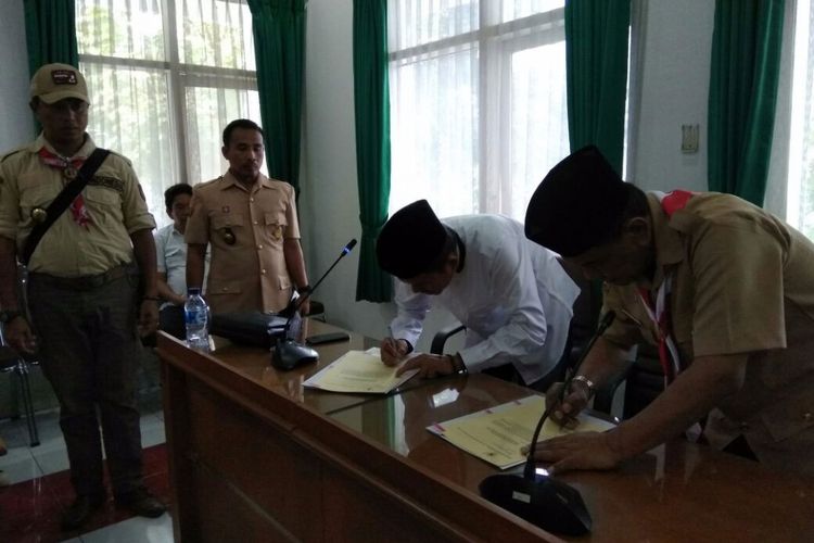 Bupati Purwakarta Dedi Mulyadi menandatangani MoU dengan Kementerian Agama soal integrasi madarsah diniyah.